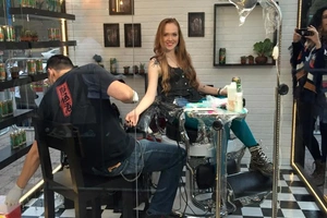 Fuze tea tatuando a Roxy spiders